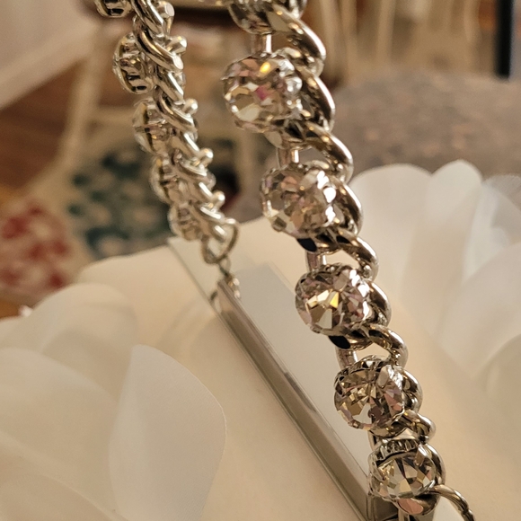 Elegant White Floral Handbag - Picture 3 of 4